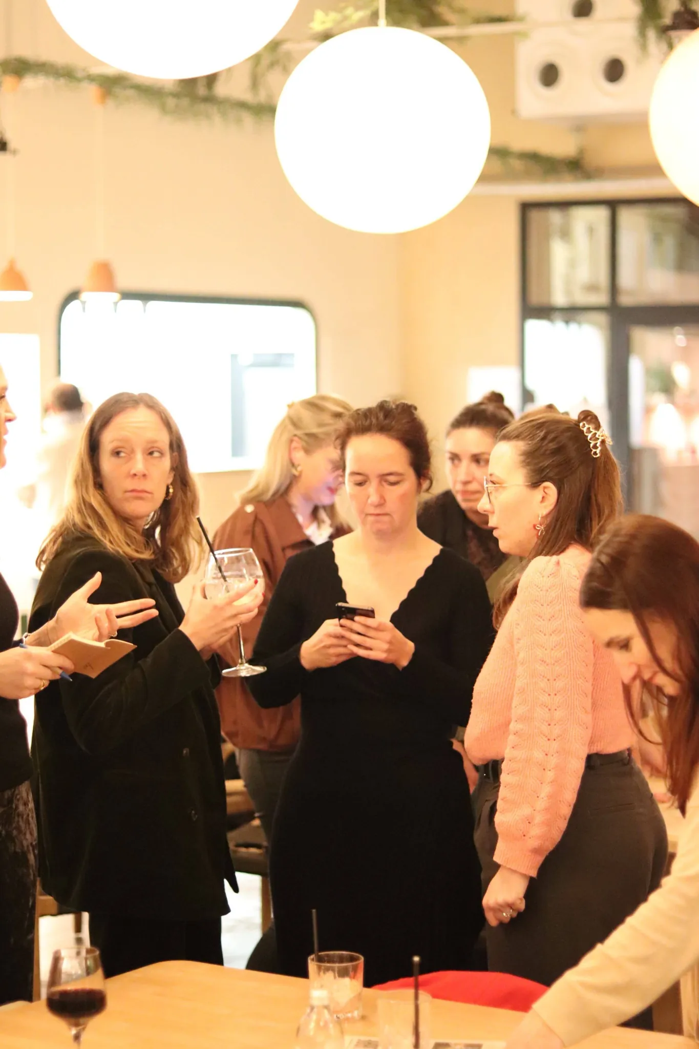 Participantes échangent pendant une murder party en soirée