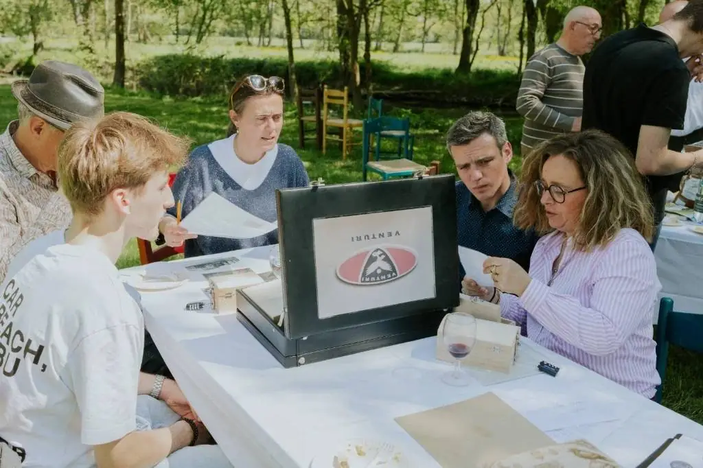 Participants réunis autour d'une enquête lors d'un team building